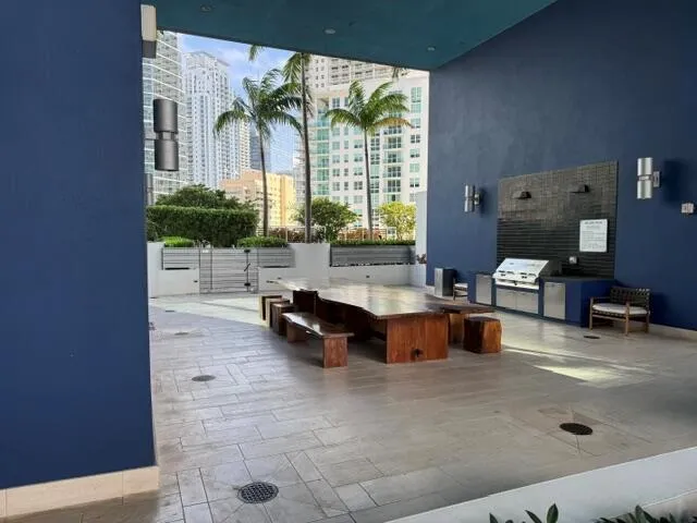 1300 BRICKELL BAY #2105 Miami, FL 33131
