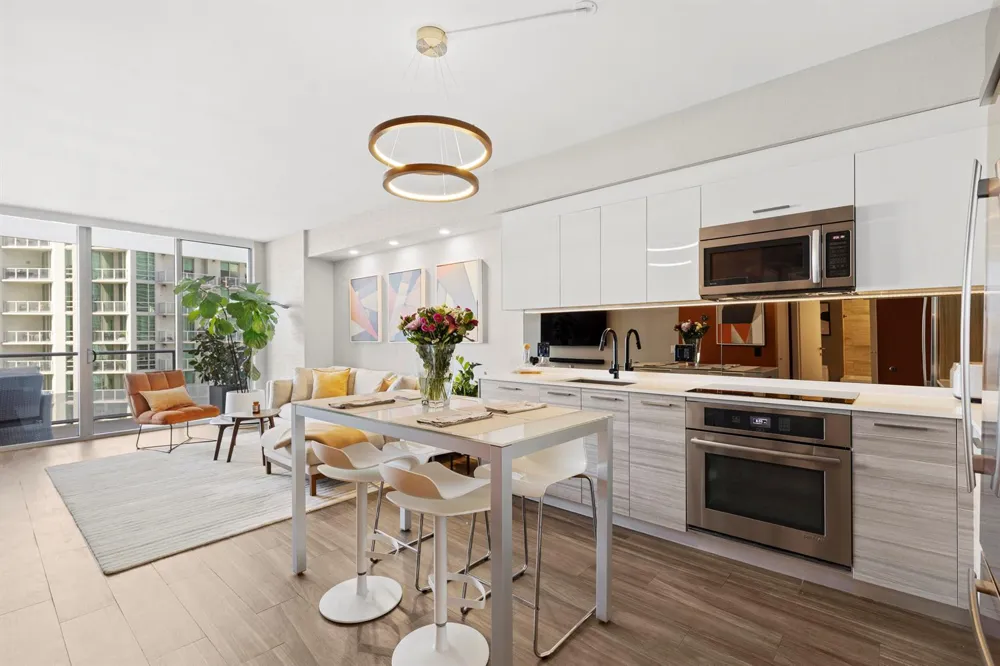 1300 BRICKELL BAY #2105 Miami, FL 33131