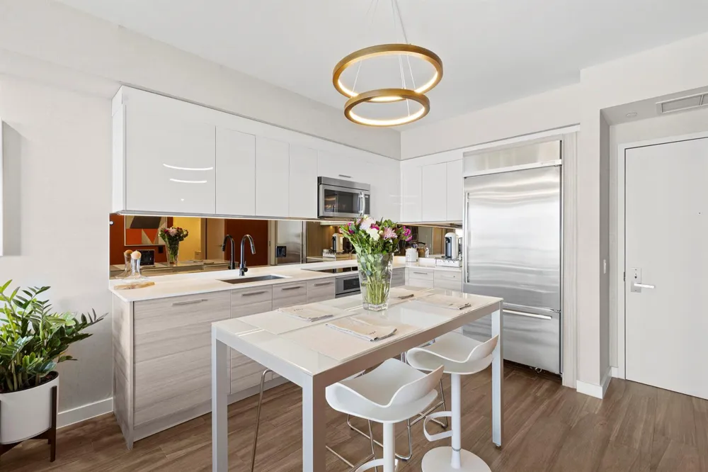 1300 BRICKELL BAY #2105 Miami, FL 33131