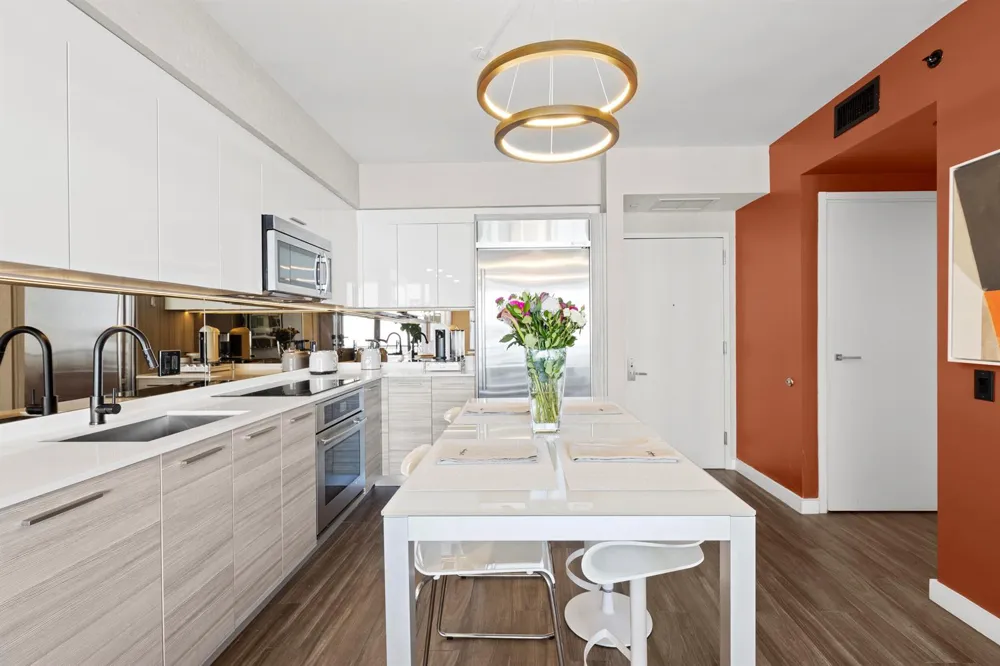 1300 BRICKELL BAY #2105 Miami, FL 33131