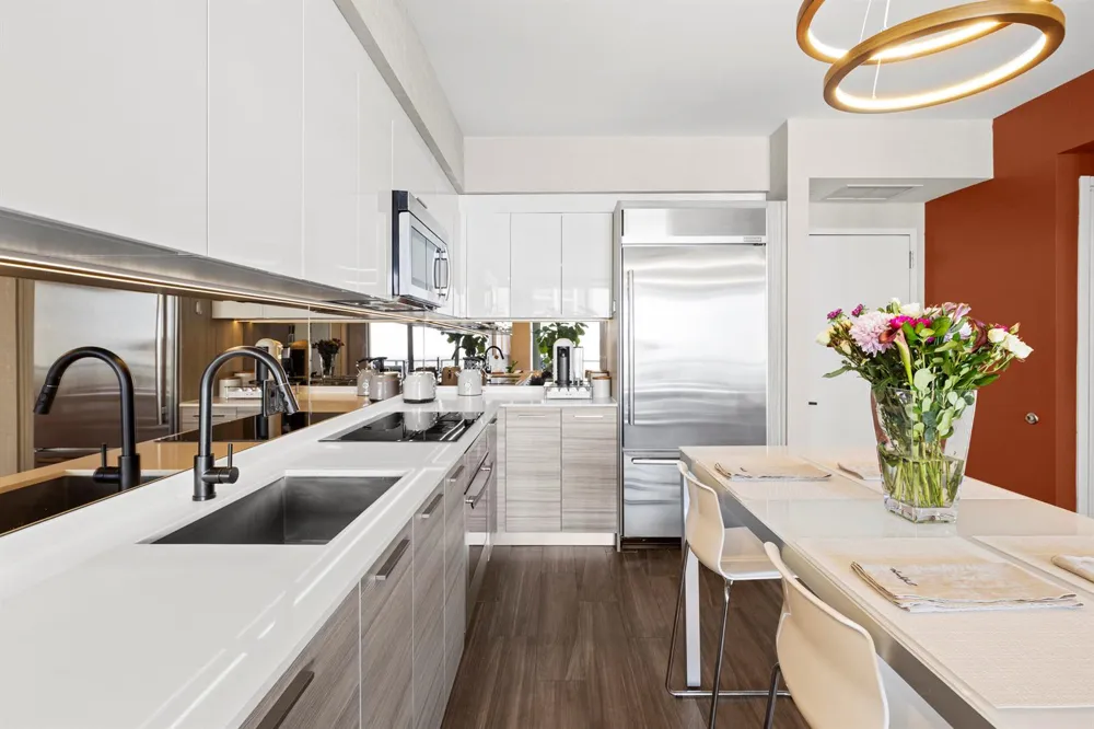 1300 BRICKELL BAY #2105 Miami, FL 33131