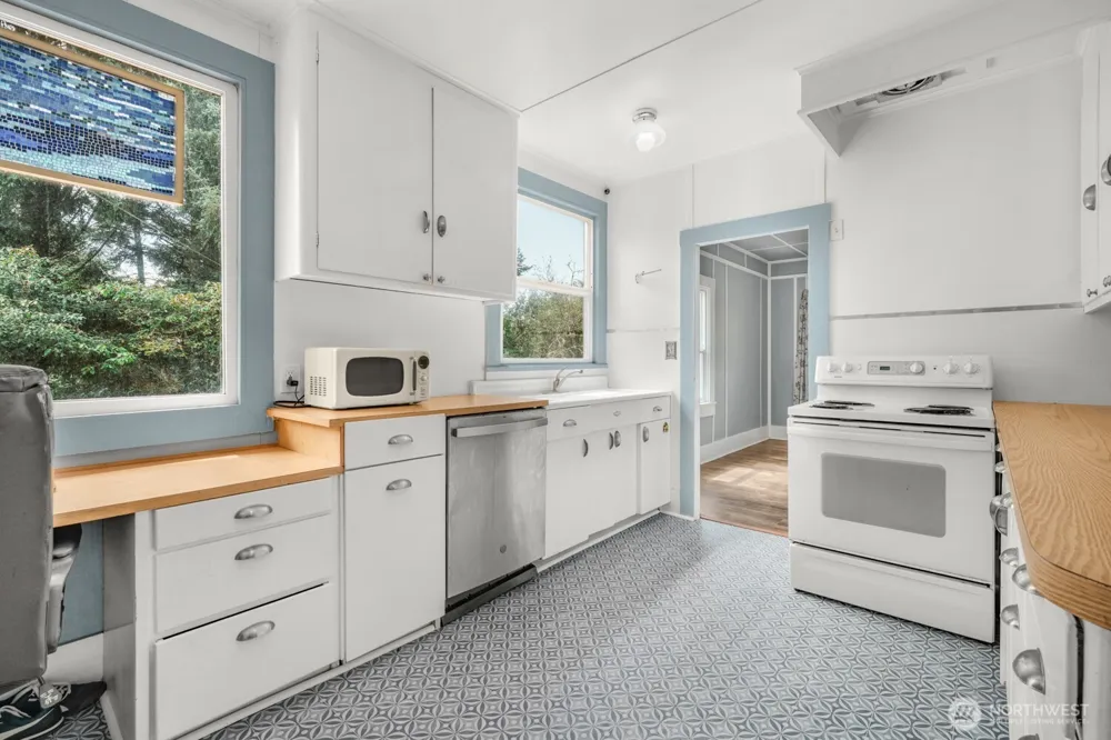 3756 State Route 105 Tokeland, WA 98590