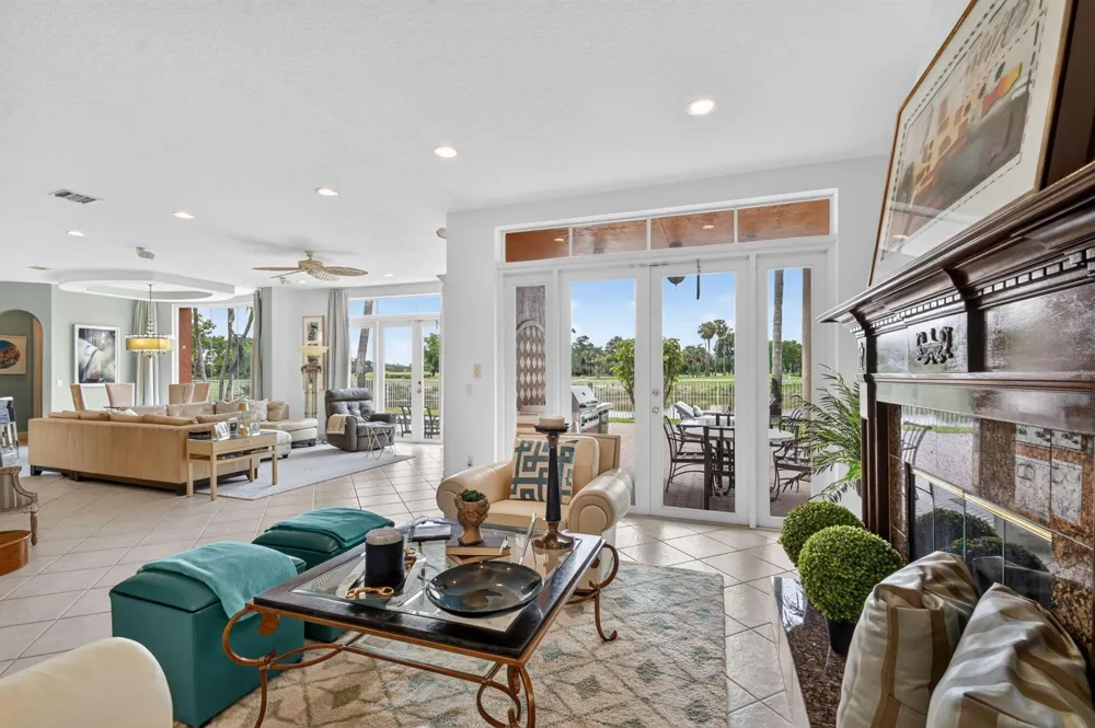 2279 Ridgewood Circle Royal Palm Beach, FL 33411