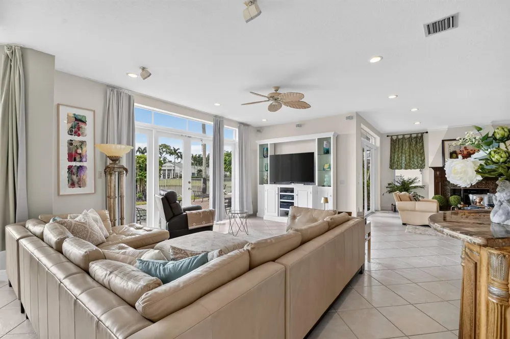 2279 Ridgewood Circle Royal Palm Beach, FL 33411