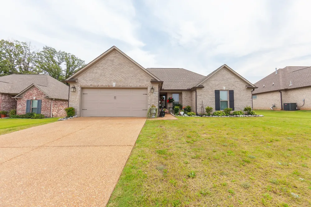 102 Gatewick Dr Jackson, TN 38305