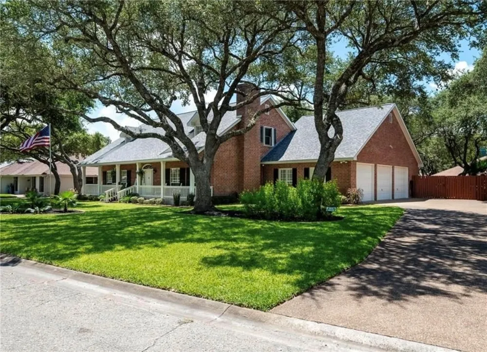 113 Cherry Hills Drive Rockport, TX 78382