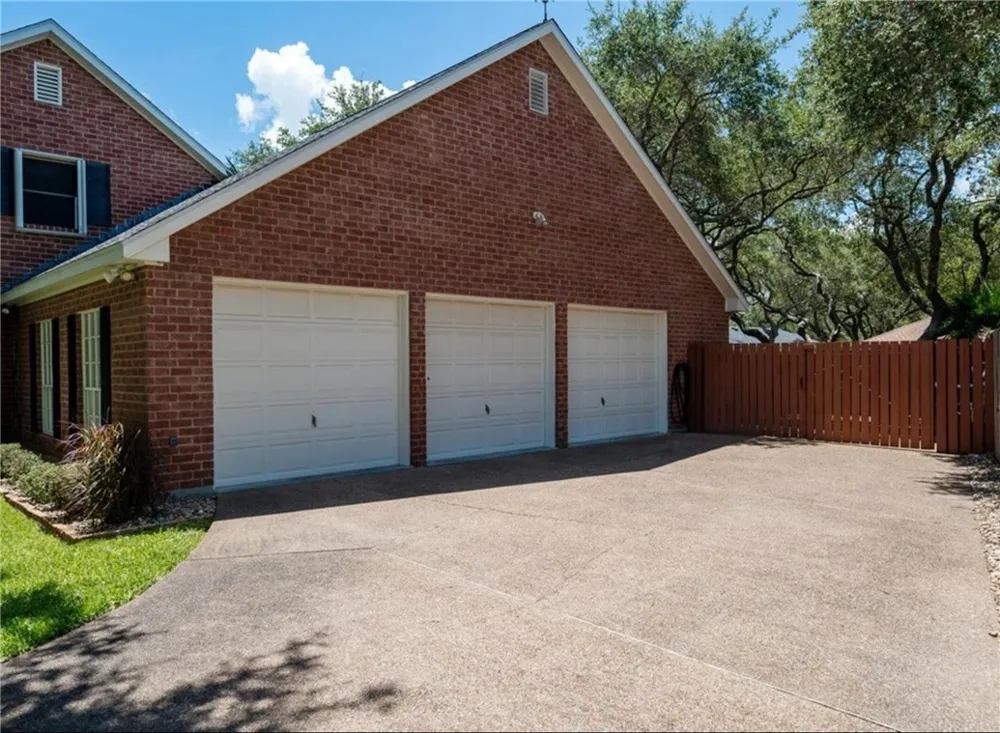 113 Cherry Hills Drive Rockport, TX 78382