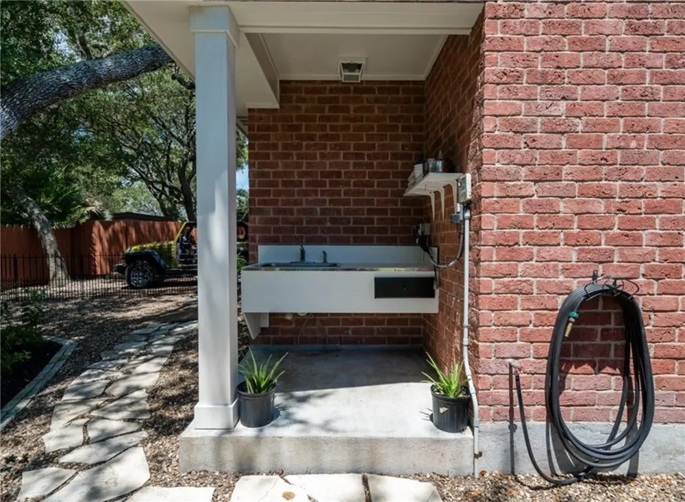 113 Cherry Hills Drive Rockport, TX 78382