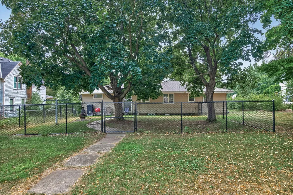 6516 Elm Street North Branch, MN 55056