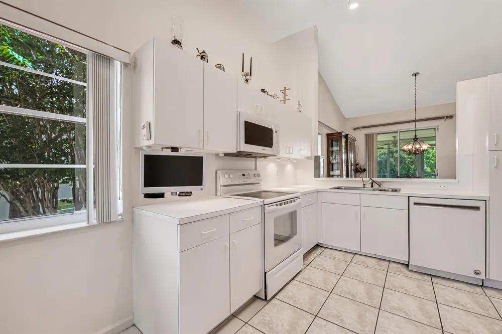 7027 Summer Tree Drive #201 Boynton Beach, FL 33437