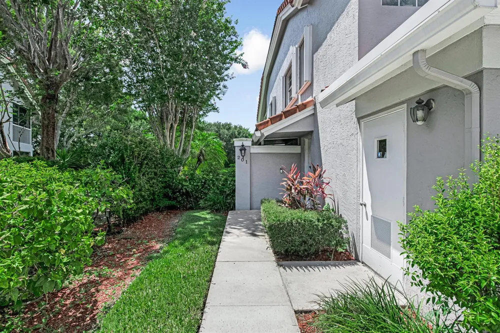 7027 Summer Tree Drive #201 Boynton Beach, FL 33437