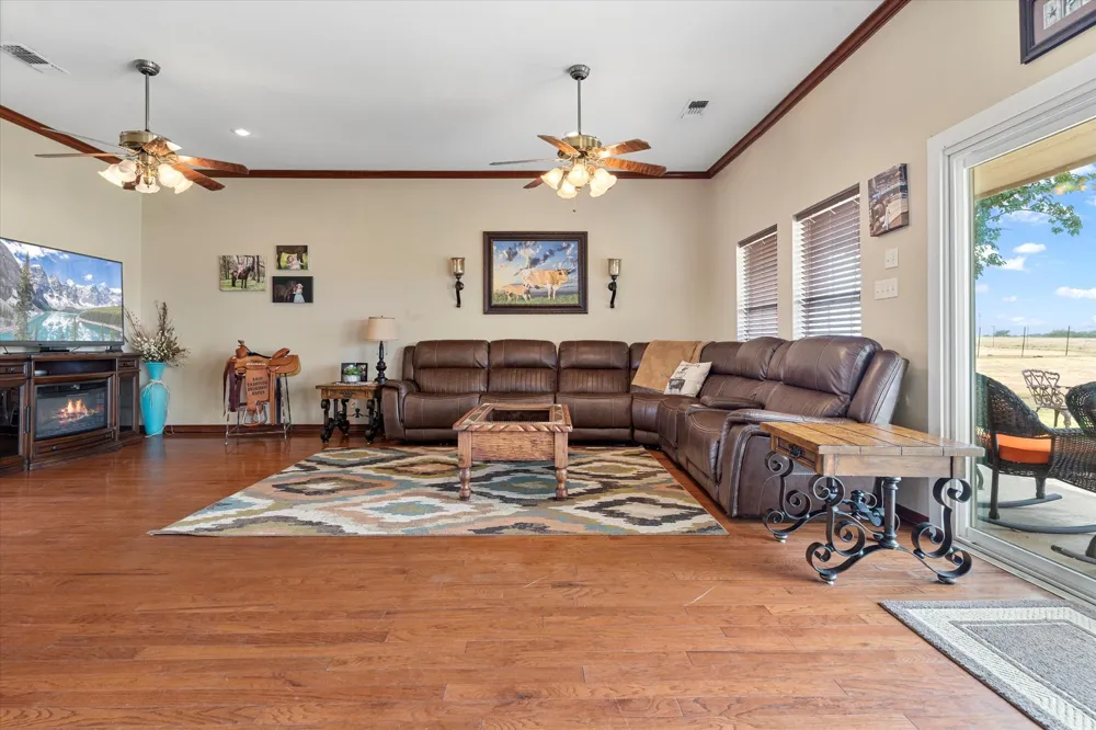 685 W Line Road Whitesboro, TX 76273