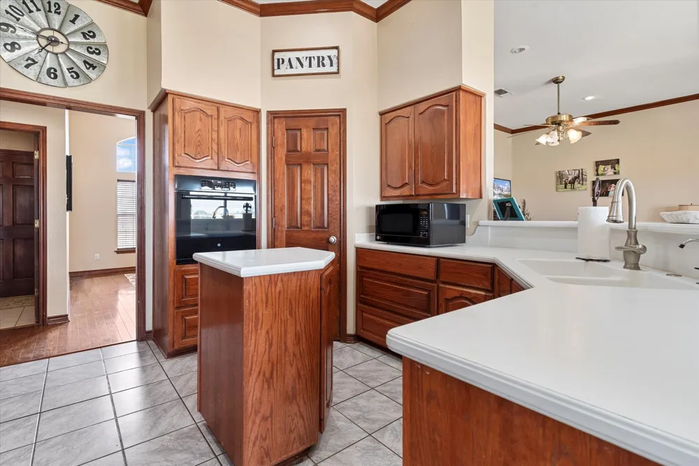 685 W Line Road Whitesboro, TX 76273