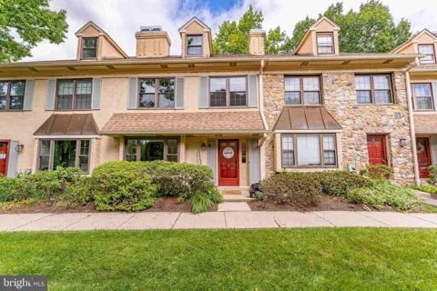 11 CHATEAU CIRCLE