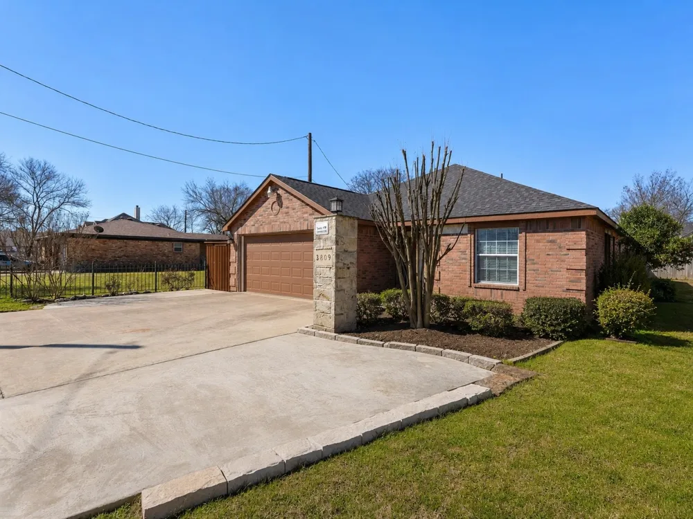 3809 S Peachtree Road Balch Springs, TX 75180