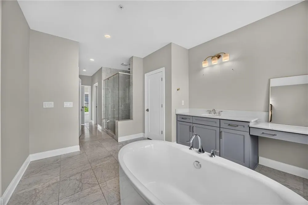 124 W Wieuca Road NE Sandy Springs, GA 30342