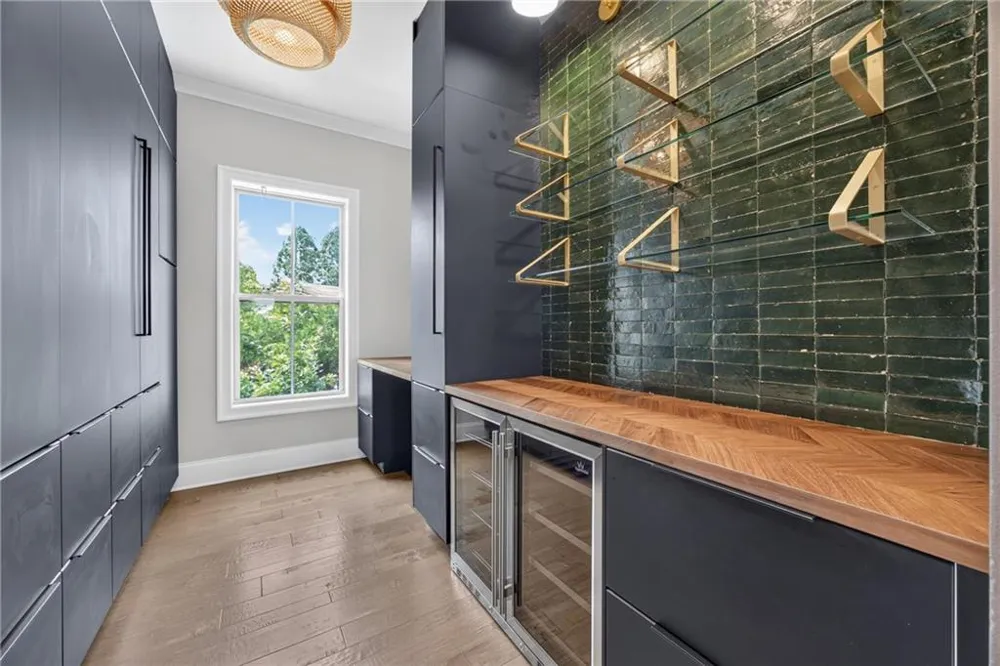124 W Wieuca Road NE Sandy Springs, GA 30342