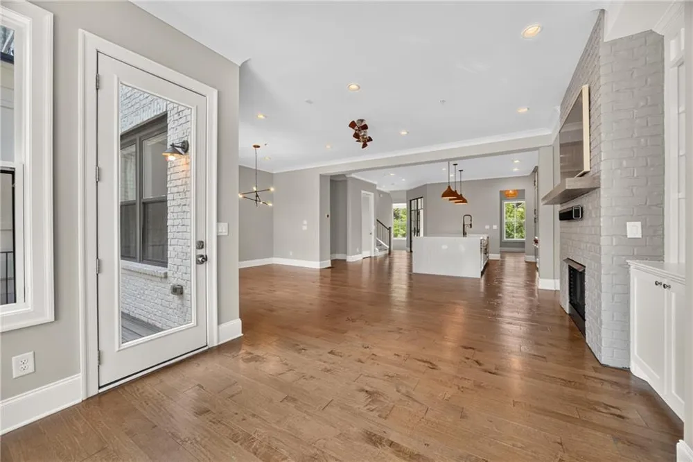 124 W Wieuca Road NE Sandy Springs, GA 30342