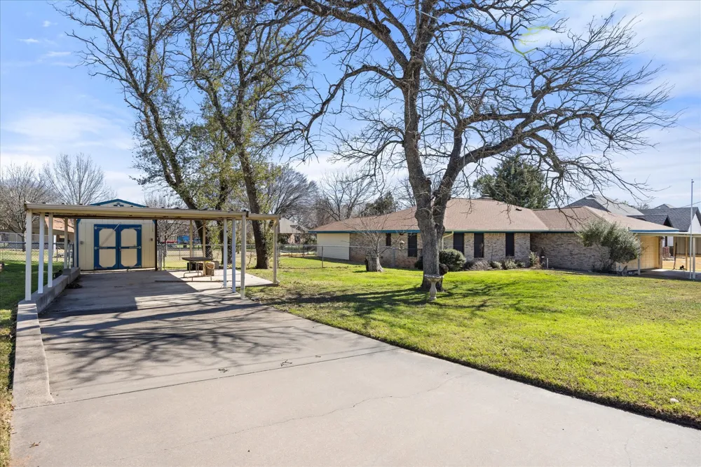 417 Sky Harbour Court Granbury, TX 76049