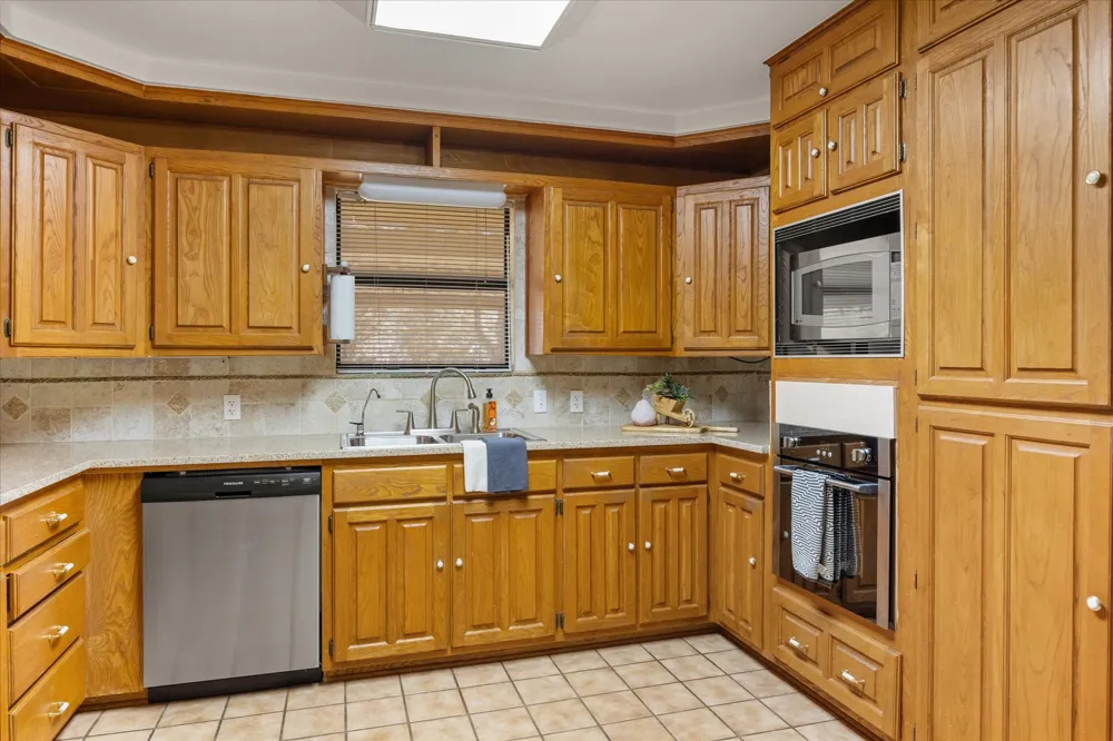 417 Sky Harbour Court Granbury, TX 76049