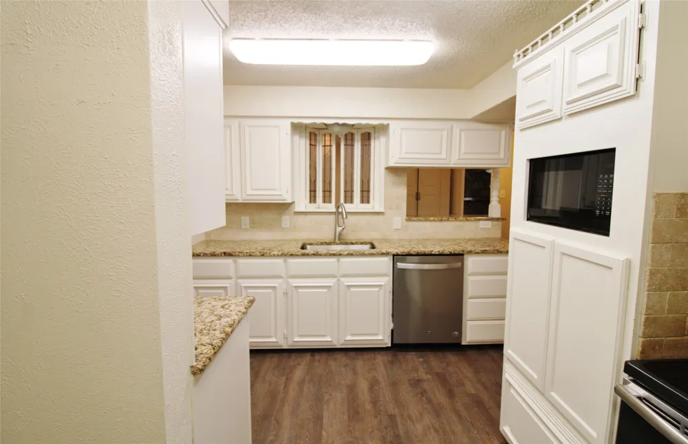 900 Valley Ridge Drive DeSoto, TX 75115