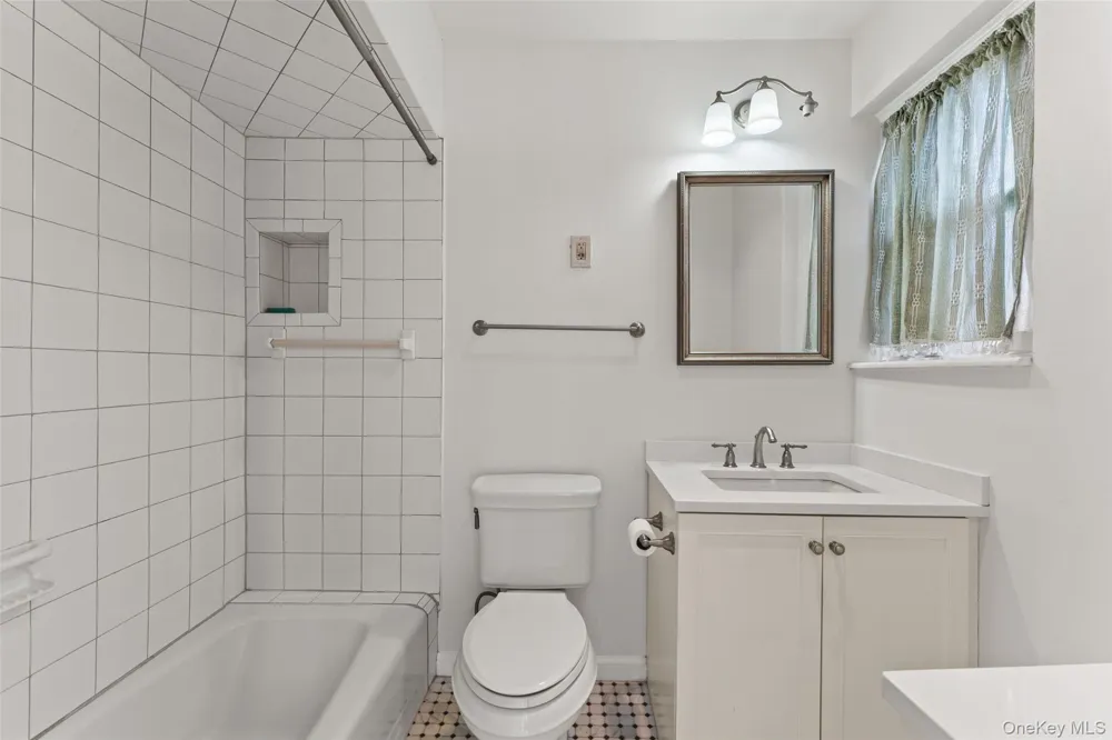 42 Pondfield W #6D Bronxville, NY 10708