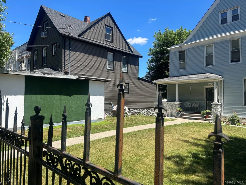 3708 Dyre Avenue Bronx, NY 10466