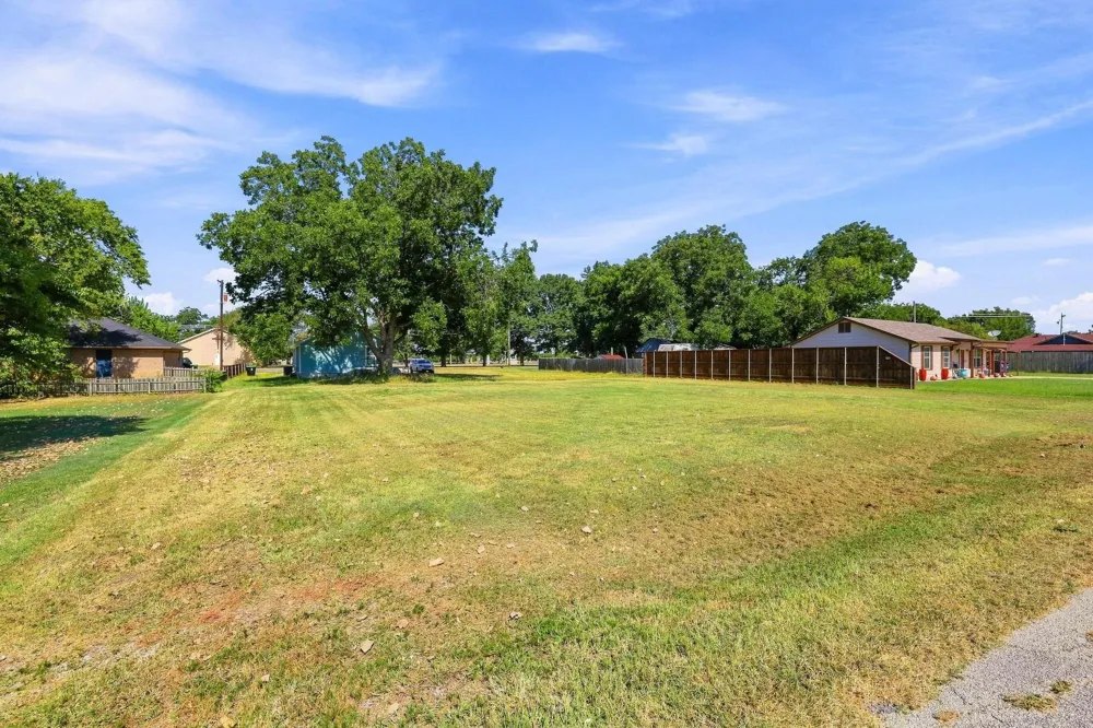 1018 Yarbrough Street Pilot Point, TX 76258