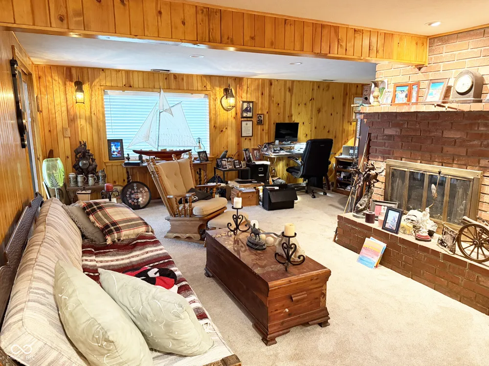 2370 S Oak Drive Rockville, IN 47872