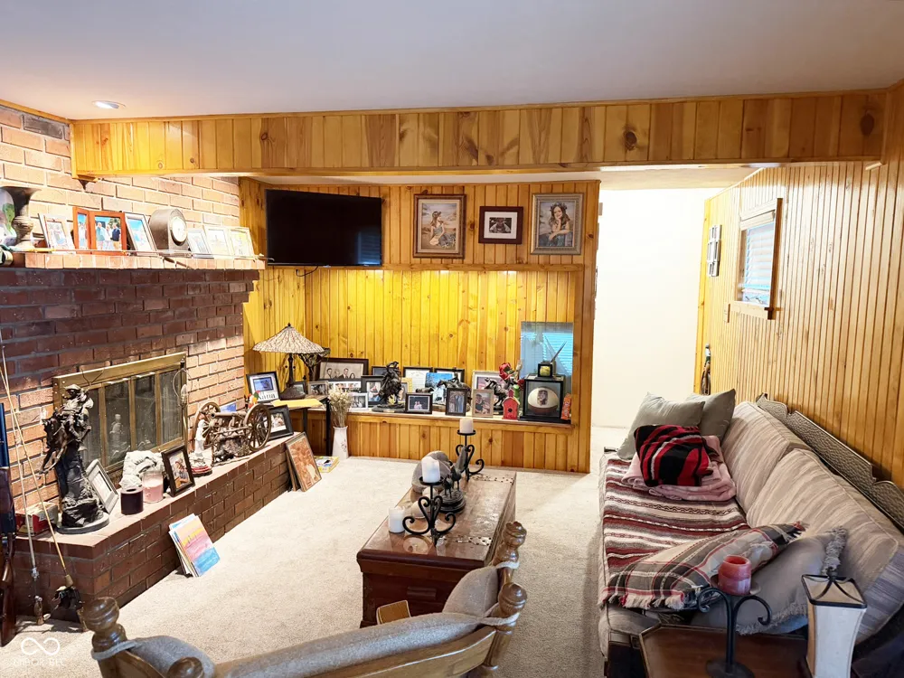 2370 S Oak Drive Rockville, IN 47872