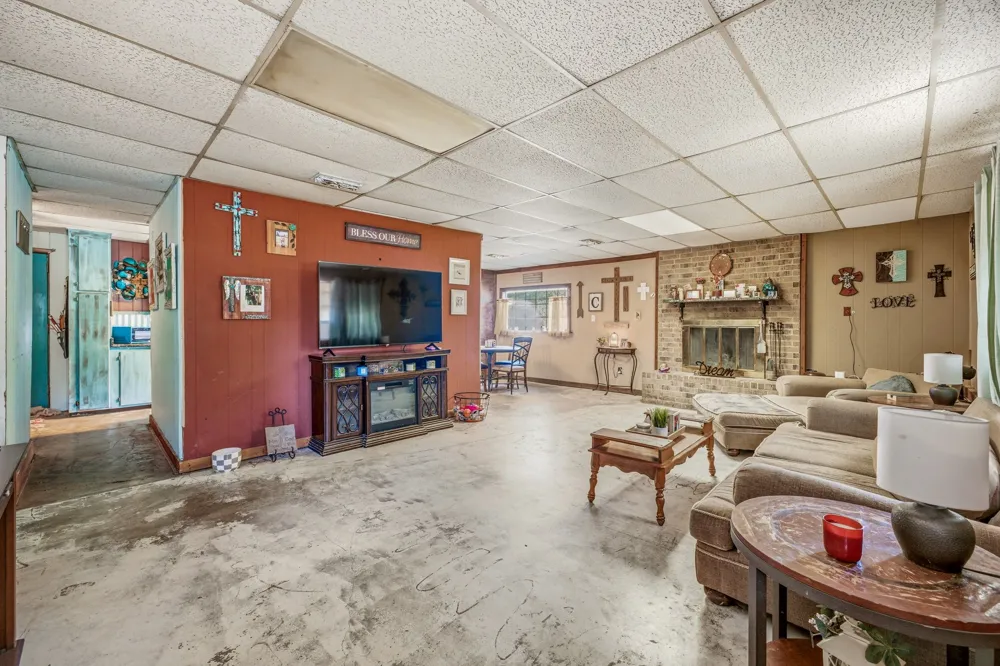 609 E Labadie Avenue De Leon, TX 76444