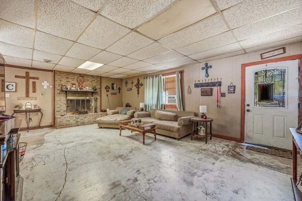 609 E Labadie Avenue De Leon, TX 76444