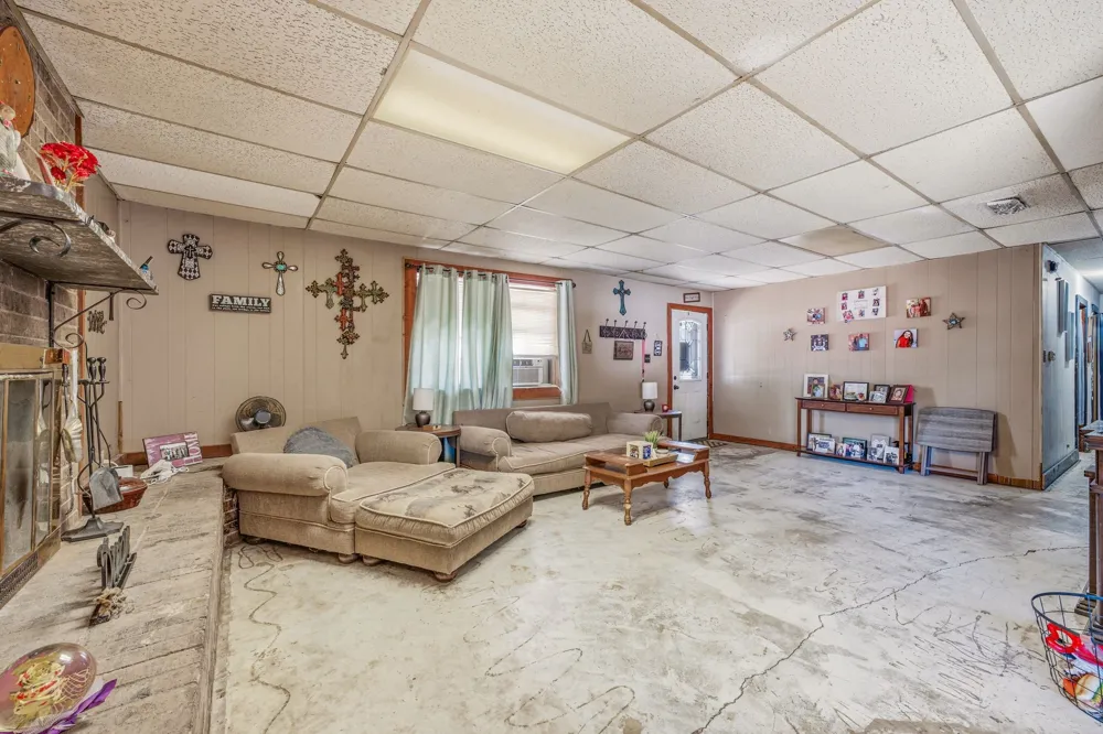 609 E Labadie Avenue De Leon, TX 76444