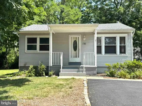 1762 LAKESIDE DR SO