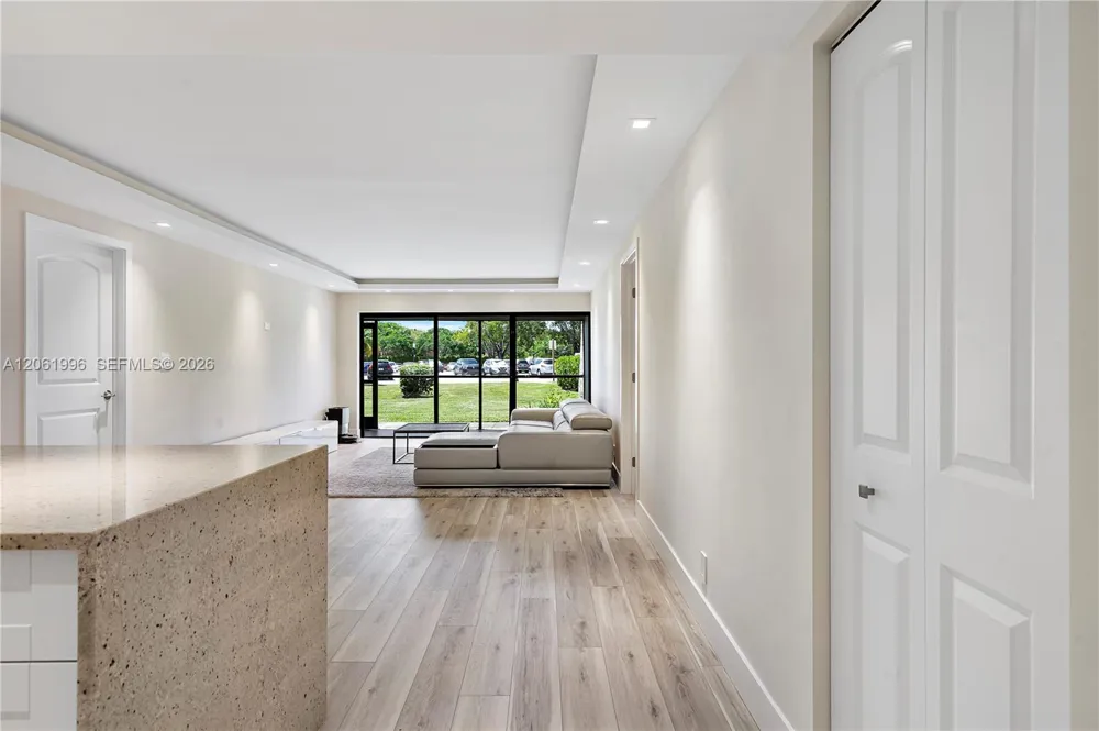 230 Lakeview Dr #106 Weston, FL 33326