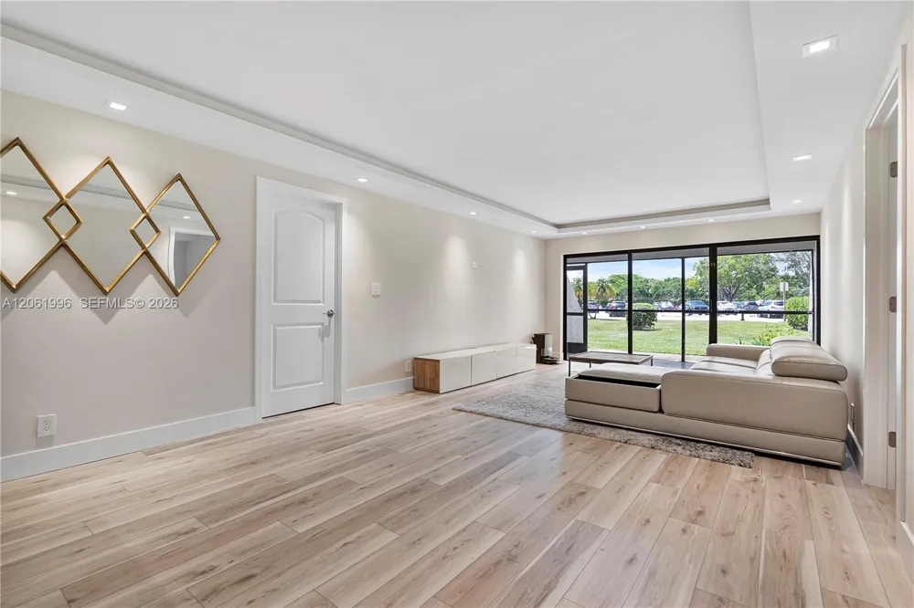 230 Lakeview Dr #106 Weston, FL 33326