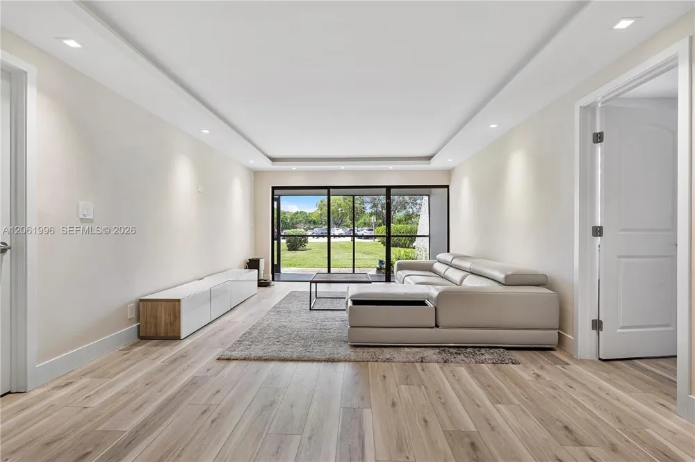 230 Lakeview Dr #106 Weston, FL 33326