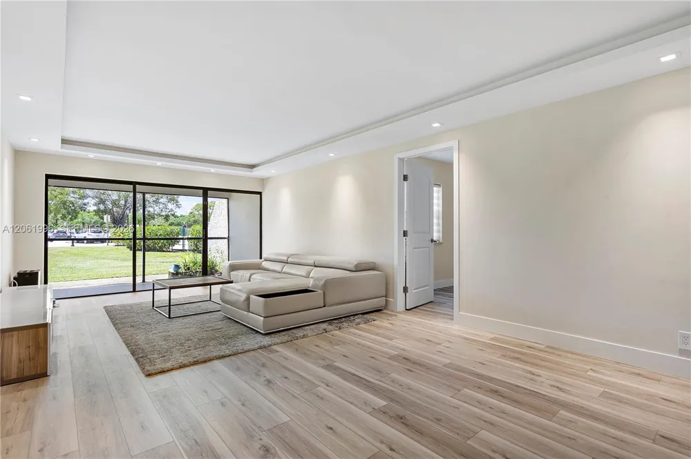 230 Lakeview Dr #106 Weston, FL 33326