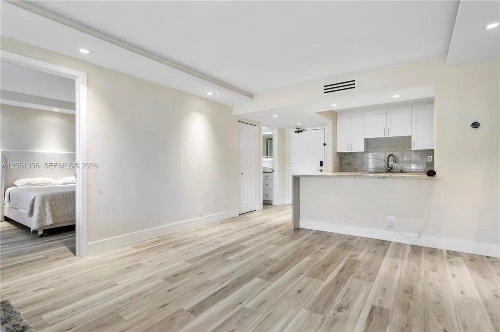 230 Lakeview Dr #106 Weston, FL 33326