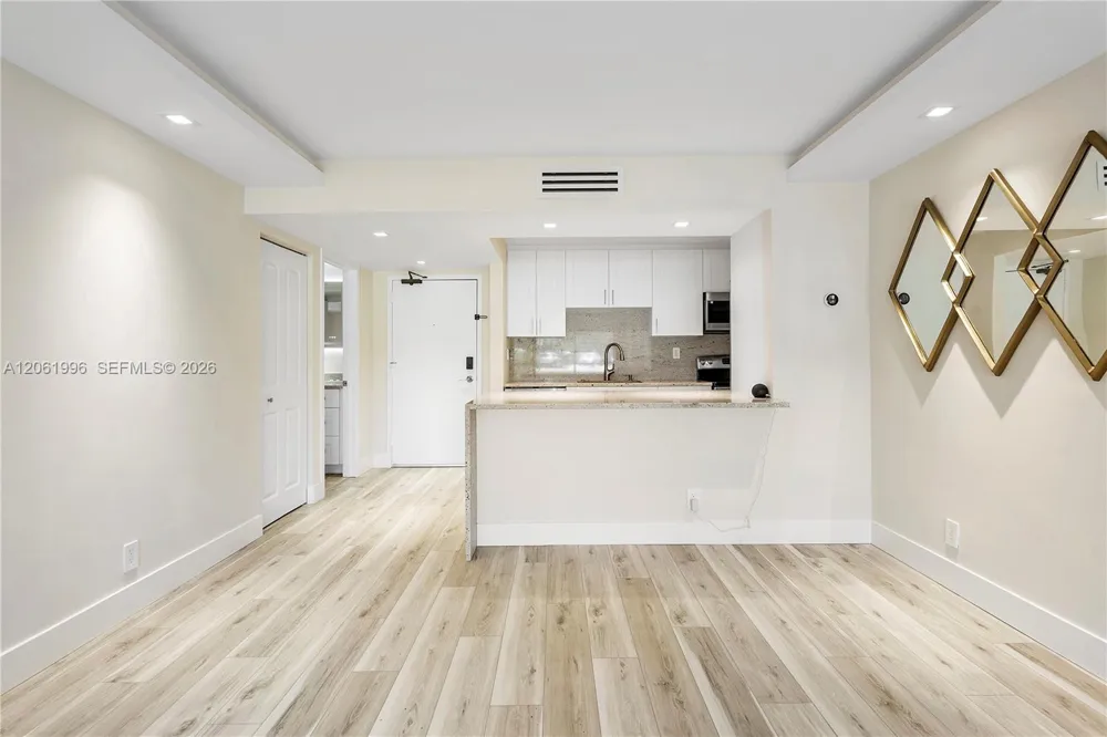230 Lakeview Dr #106 Weston, FL 33326