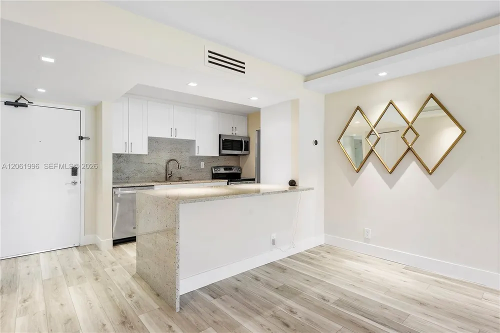 230 Lakeview Dr #106 Weston, FL 33326
