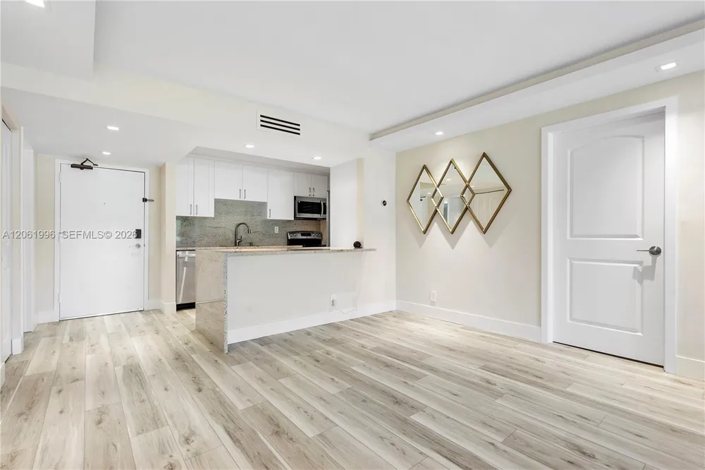 230 Lakeview Dr #106 Weston, FL 33326