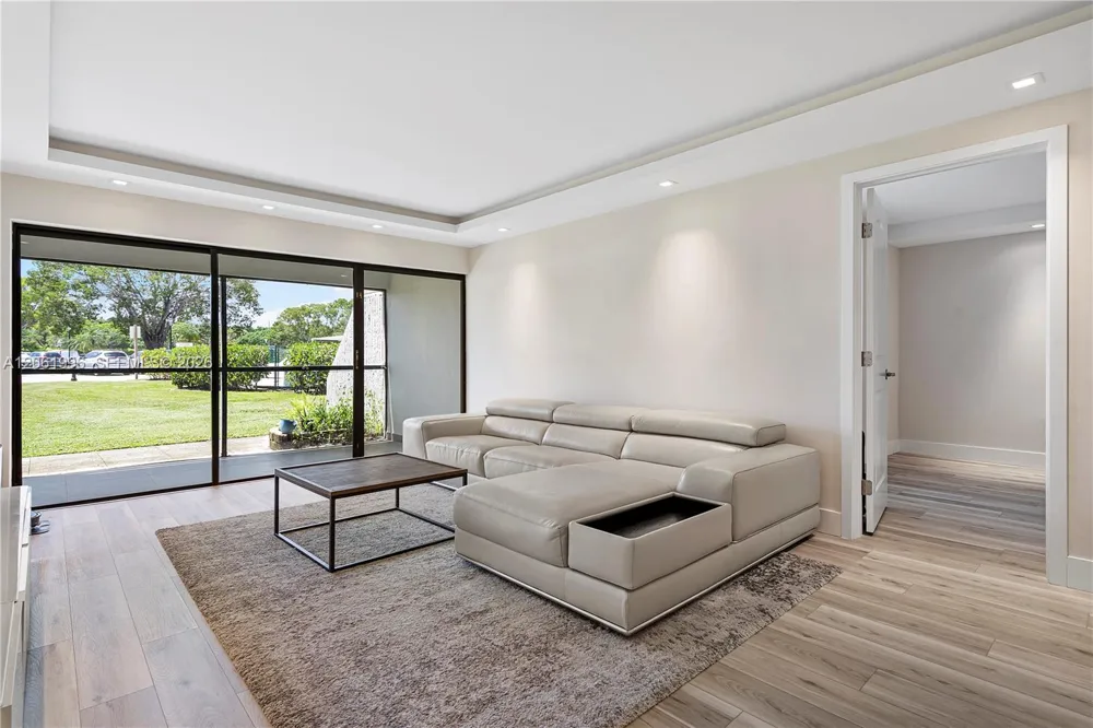 230 Lakeview Dr #106 Weston, FL 33326
