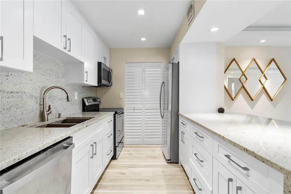 230 Lakeview Dr #106 Weston, FL 33326