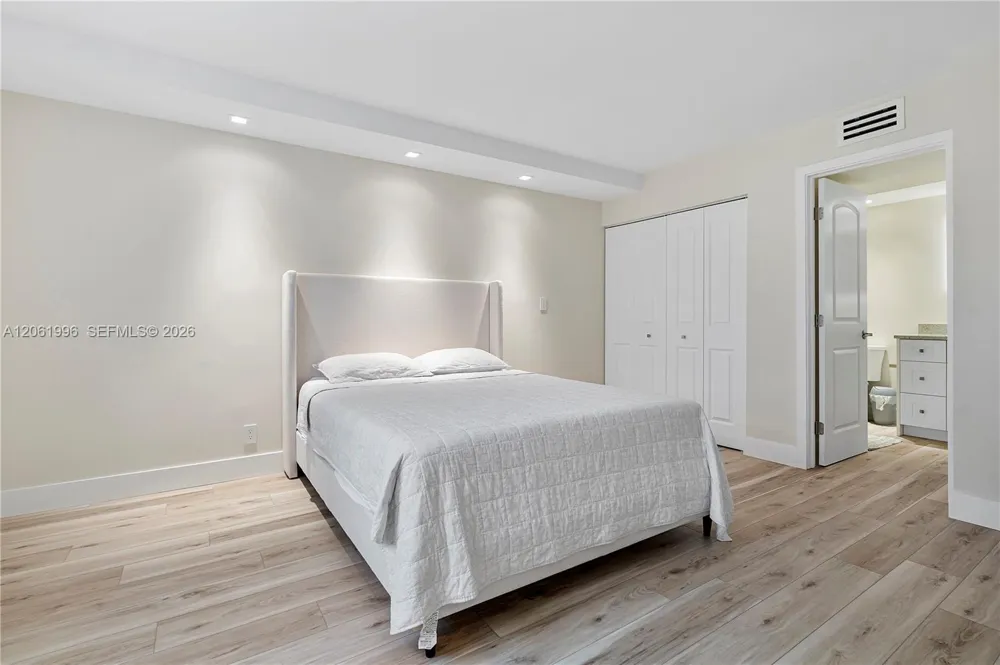 230 Lakeview Dr #106 Weston, FL 33326