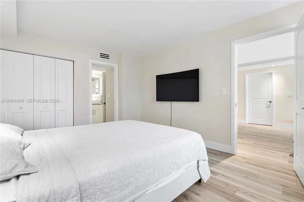 230 Lakeview Dr #106 Weston, FL 33326