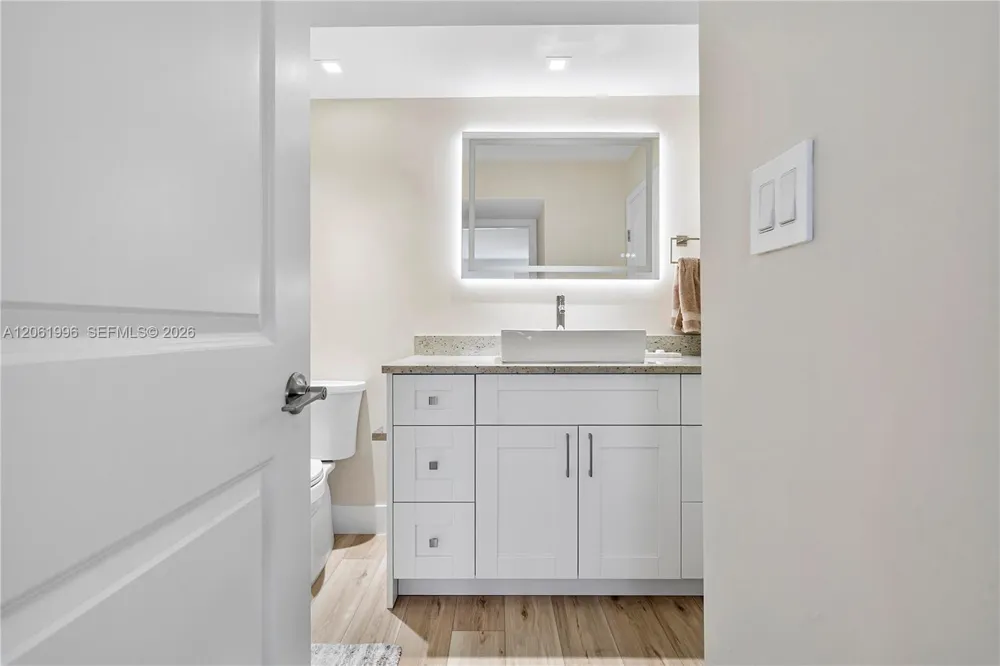 230 Lakeview Dr #106 Weston, FL 33326
