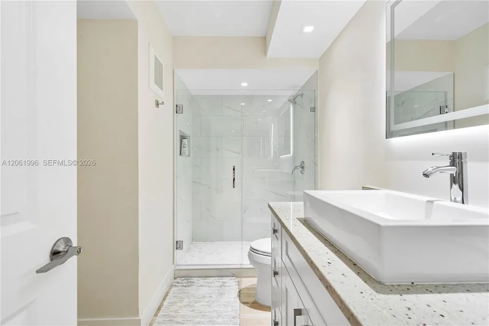 230 Lakeview Dr #106 Weston, FL 33326