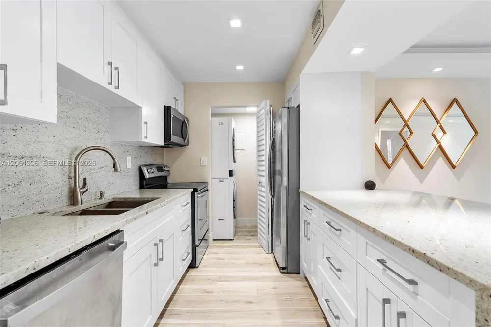 230 Lakeview Dr #106 Weston, FL 33326