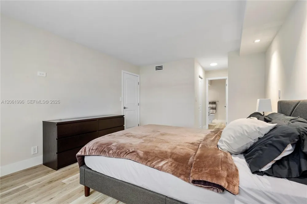 230 Lakeview Dr #106 Weston, FL 33326